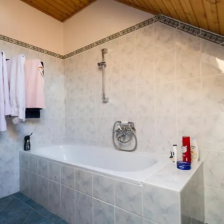 In דירה Köveskál